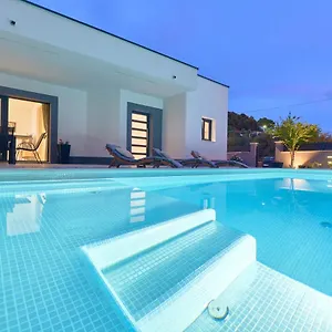 https://luxury-apartment-south-cliff-with-private-swimming-pool.splithotels.org